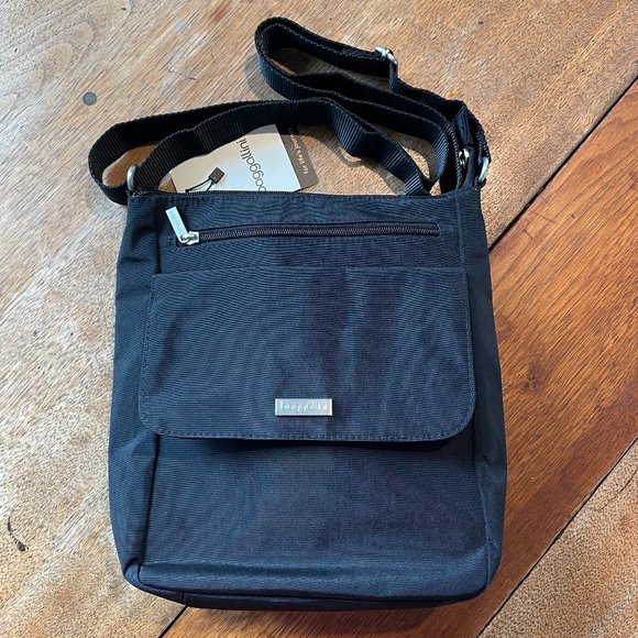 Baggallini Bags Nwt Baggallini Pocket Town Crossbody Bag Poshmark